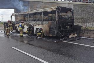 Pożar autokaru z wycieczką szkolną na autostradzie. Jedna osoba poszkodowana