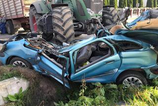 Śmiertelny wpadek w okolicach Sierpca. Młody traktorzysta zmasakrował osobowego Citroena - ZDJĘCIA