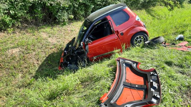 Tajemniczy incydent w Kurowie. Rozbity microcar znaleziony w przydrożnym rowie
