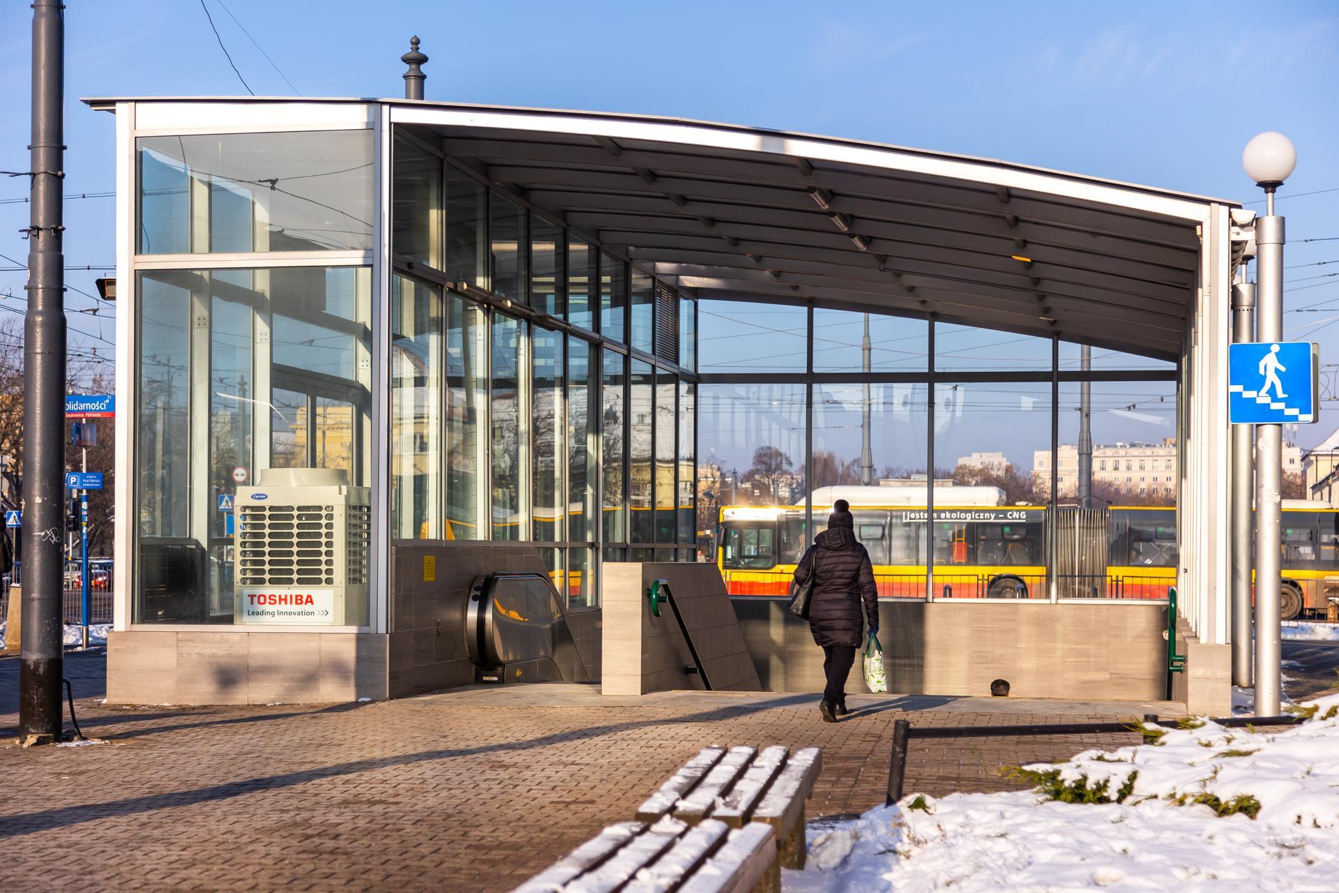 Metro w Warszawie – wejście na stację Ratusz-Arsenał na M1