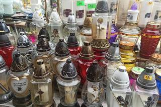 Przykładowe ceny zniczy przy cmentarzu na Majdanku w Lublinie