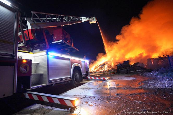 Gigantyczny pożar w Koniecpolu. Ogień pojawił się w firmie składującej odpady