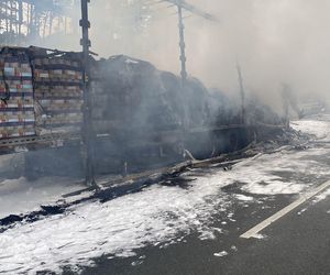 Duże straty po pożarze naczepy na S5 koło Leszna i długi paraliż drogi