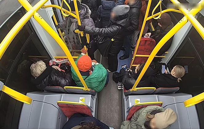 Szokujące sceny z tramwaju w Warszawie. Opublikowano właśnie nagranie. „Trzymaj się mocno”