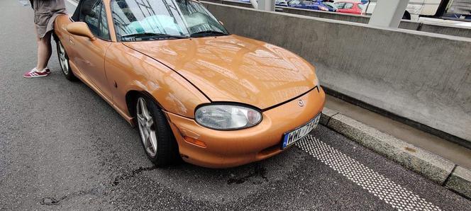 Rozbita Mazda MX-5 - wypadek na trasie S8 w Warszawie
