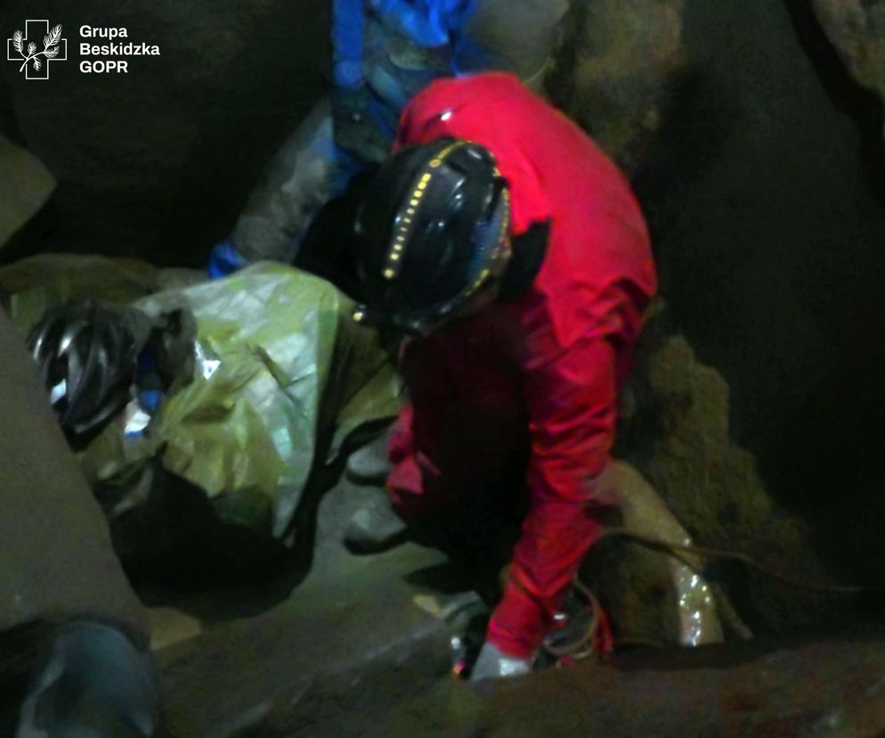 Akcja ratunkowa GOPR w Beskidach. Grotołaz zakleszczony w Jaskini Salmopolskiej