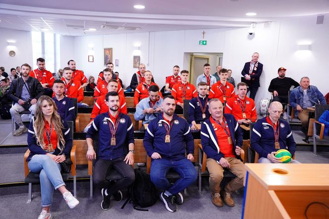 Siatkarze KPS-u z medalami na szyi, dziękowali kibicom za udany sezon