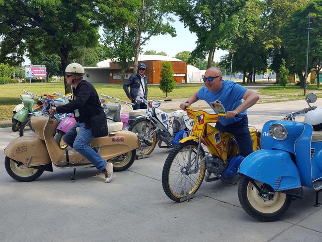 Osy kręciły kółka na stadionie żużlowym w Lesznie. Ogólnopolski zlot skuterów Osa Osieczna-Leszno 