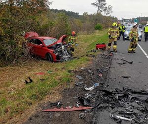 Potworna czołówka pod Bydgoszczą. Z samochodów niewiele zostało. Policja: kierowca zrobił to celowo