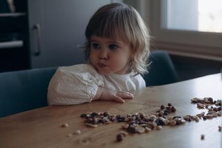 Kiedy podać dziecku jajko i orzechy? Nowe zalecenia chronią przed alergią