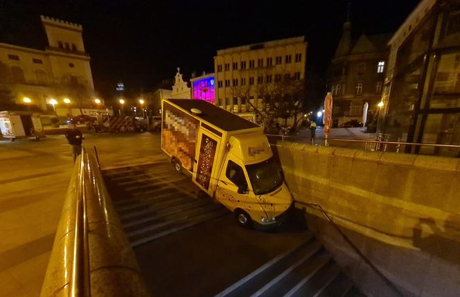 Śląskie: Zaskakujący finał festiwalu czekolady. Food Truck stoczył się do przejścia podziemnego [ZDJĘCIA]