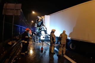 Nocny horror na A2. Zderzyły się dwie ciężarówki. Strażacy musieli wycinać kierowcę z kabiny!