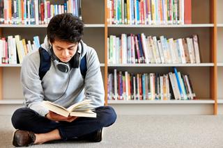 7 najlepszych książek dla nastolatków na sierpień 2023. Co warto przeczytać? [ZDJĘCIA, LISTA]
