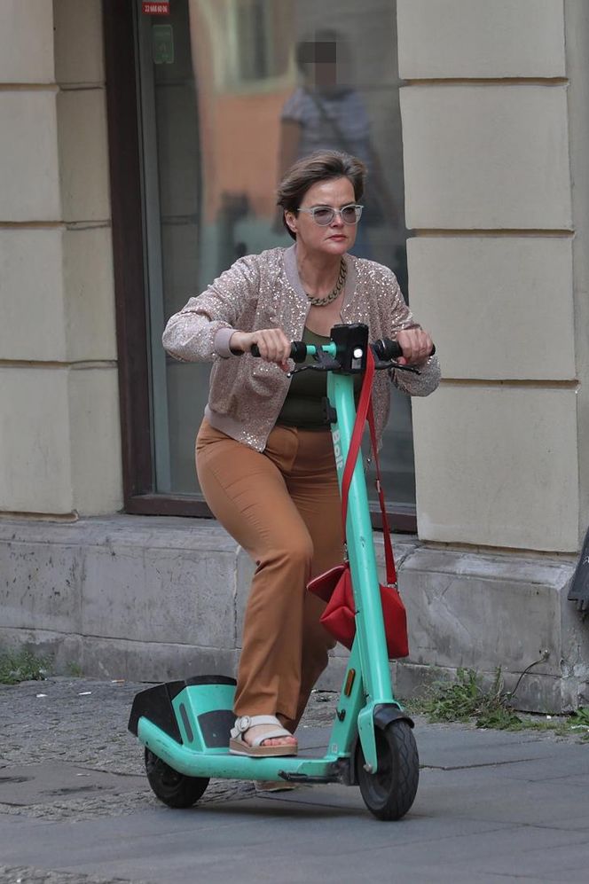 Monika Richardson pędzi na hulajnodze