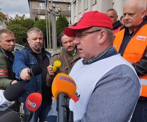 Konferencja prasowa hutników przed Ministerstwem Przemysłu w Katowicach
