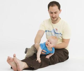 ZABAWY Z DZIECKIEM: Gimnastyka dla taty i smyka – turlanie