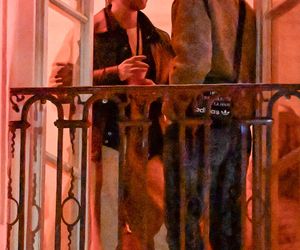 Maciej Musiał całował ukochaną na balkonie