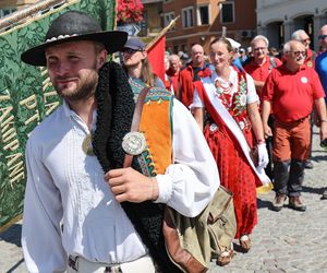 150-lecie przewodnictwa tatrzańskiego. Przemarsz przewodników po Krupówkach w Zakopanem