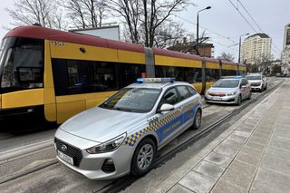 Weszła na czerwonym świetle wprost pod tramwaj. Tragiczny finał wypadku w Warszawie. Nie żyje 42-letnia kobieta