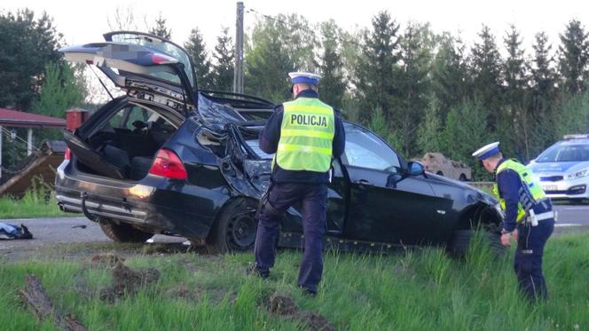 Reanimacja, dwie osoby walczą o życie. BMW roztrzaskało się o drzewo