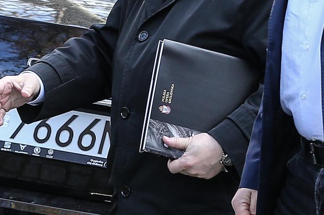 Jarosław Kaczyński dźwiga potężny baniak z wodą. Ochroniarze tylko się patrzą