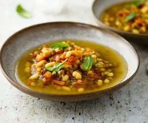 Zupa minestrone z cukinią i orzo. Włoski obiad w pół godziny