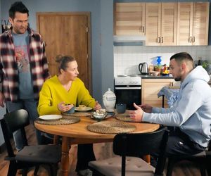 Barwy szczęścia odc. 3200. Mirek (Oliwier Kozłowski), Damian Wójcik (Michał Lesień), Beata (Anita Jancia)