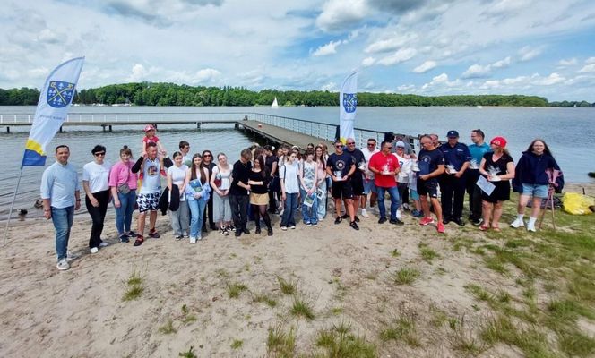Płetwonurkowie oczyszczali plaże w Iławie. W wodzie masa śmieci