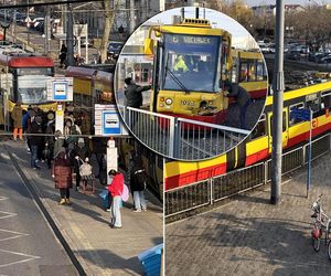 Zderzenie tramwaju z samochodem w Warszawie. Duże utrudnienia, tłum na pętli