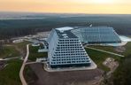 Hotel Gołębiewski w Pobierowie przypomina z daleka ogromny okręt pasażerski