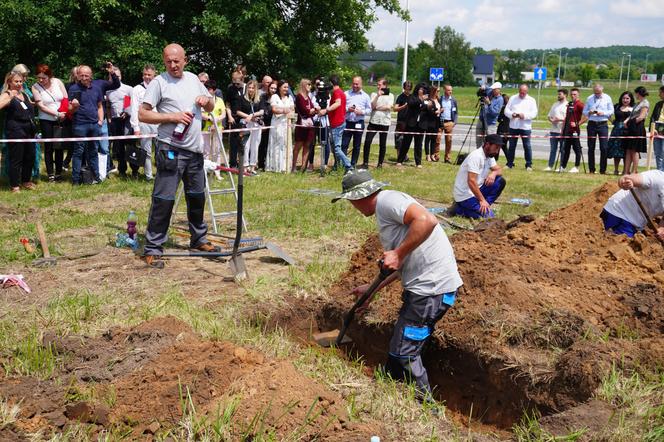 Mistrzostwa w kopaniu grobów na czas w Targach Kielce