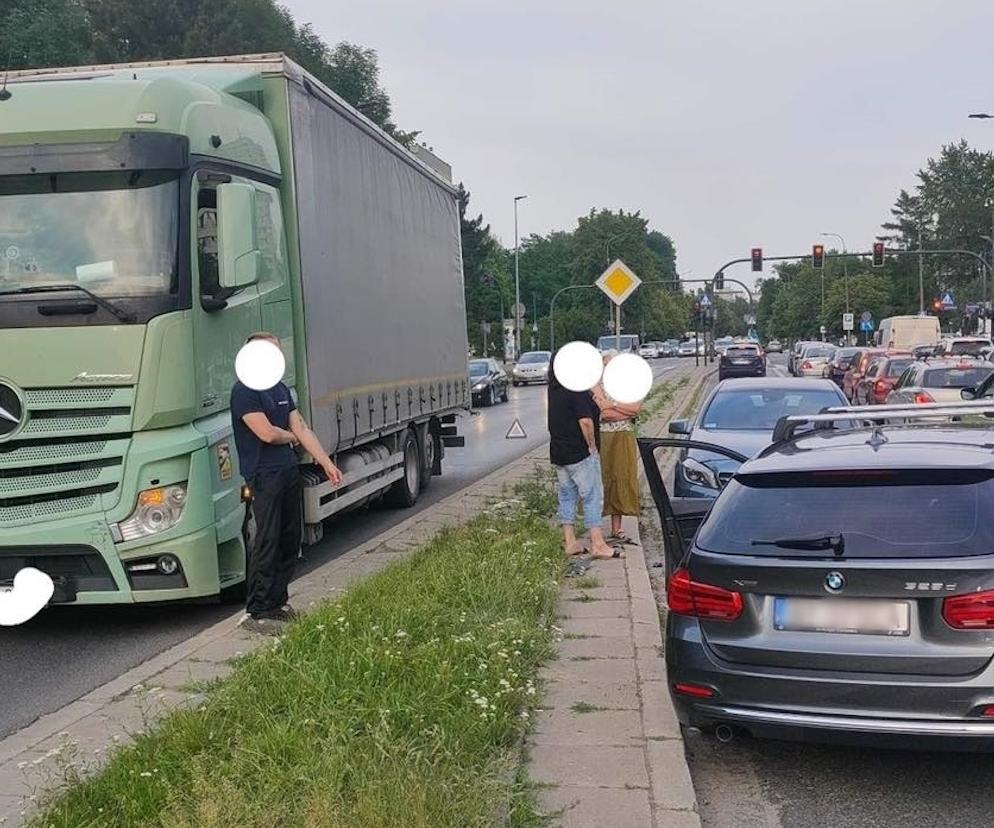 Groźne zderzenie w Krakowie. Samochód osobowy wylądował na przeciwległym pasie 