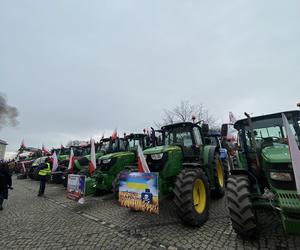 Protest rolników we Wrocławiu. Strajk wymyka się spod kontroli. Urząd Wojewódzki obrzucany jajkami