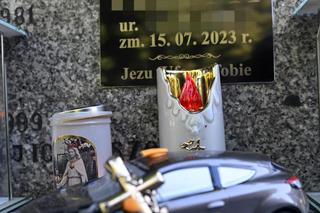 Tak wygląda teraz grób syna Sylwii Peretti. Sportowy samochód i morze zniczy 