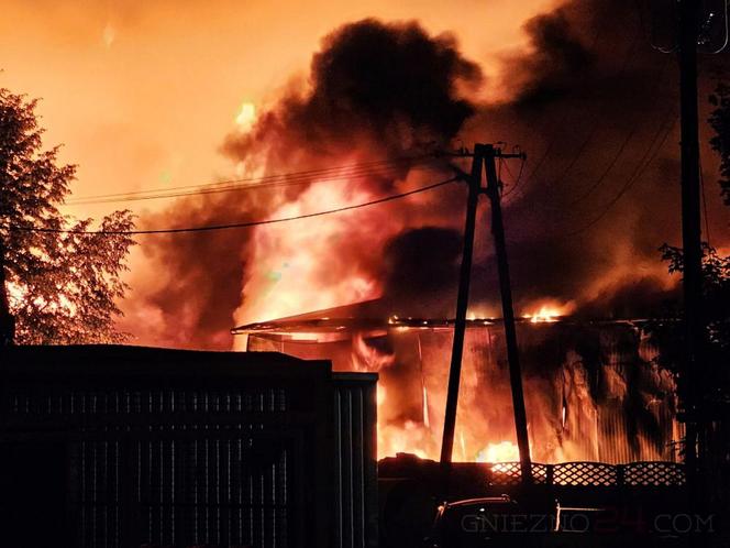 Potężny pożar stolarni w Gnieźnie. Ogromna skala zagrożenia