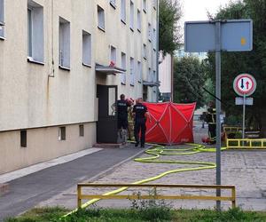 Bohaterska akcja policjantów w Gnieźnie. Wyciągneli kobietę z płonącego mieszkania 