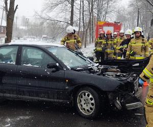 Polna. Opel uderzony przez inny samochód wpadł do potoku