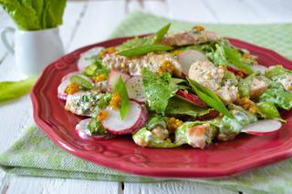 Sałatka z rzodkiewki i kurczaka - zdrowy popołudniowy lunch lub lekka kolacja