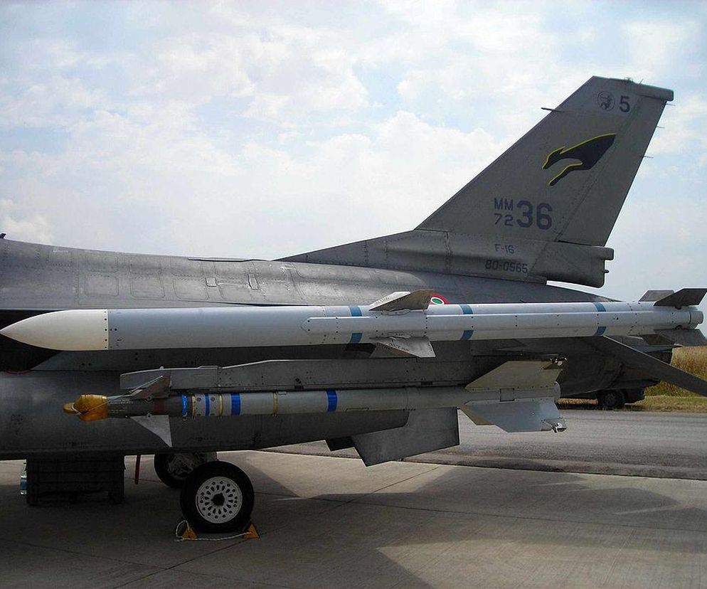 AIM-120_AMRAAM, AIM-9_Sidewinder_