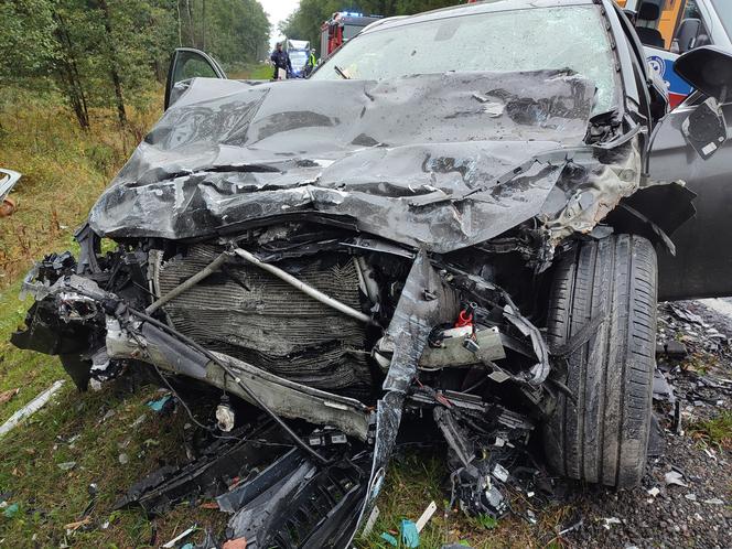 Makabra pod Wyszkowem. Bmw i peugeot zmiażdżone jak puszki. Jedna osoba nie żyje