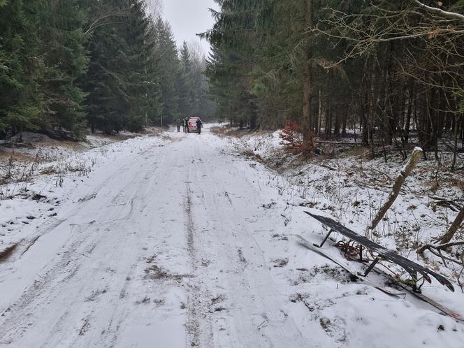 Makabryczny kulig. Sanki z dziećmi uderzyły w bryłę śniegu. 8-latek stracił kciuk [ZDJĘCIA]