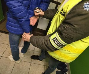 Podał się za urzędnika i powiedział, że musi sprawdzić ogrodzenie. Chwilę później z domu zniknęło 15 tys. zł