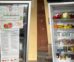 Jadłodzielnia stanęła na rynku w Lądku-Zdroju. Dzięki dużej lodówce można dzielić się jedzeniem