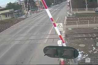 Slalomem po przejeździe kolejowym. Wszystko na oczach policji