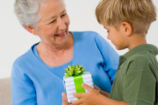 Przezent dla babci – praktyczne pomysły na prezenty gwiazdkowe dla babci
