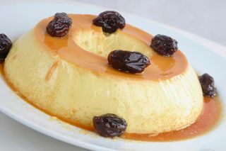 Pudding mleczno-śmietankowy z owocami czy gotowy budyń? Co wybrać?
