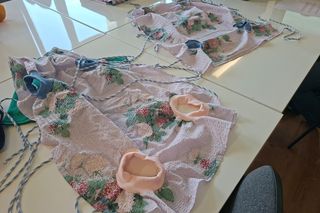 Uczennice z Poznania szyją ubranka pooperacyjne dla psów ze schroniska! Wszystko w ramach wolontariatu