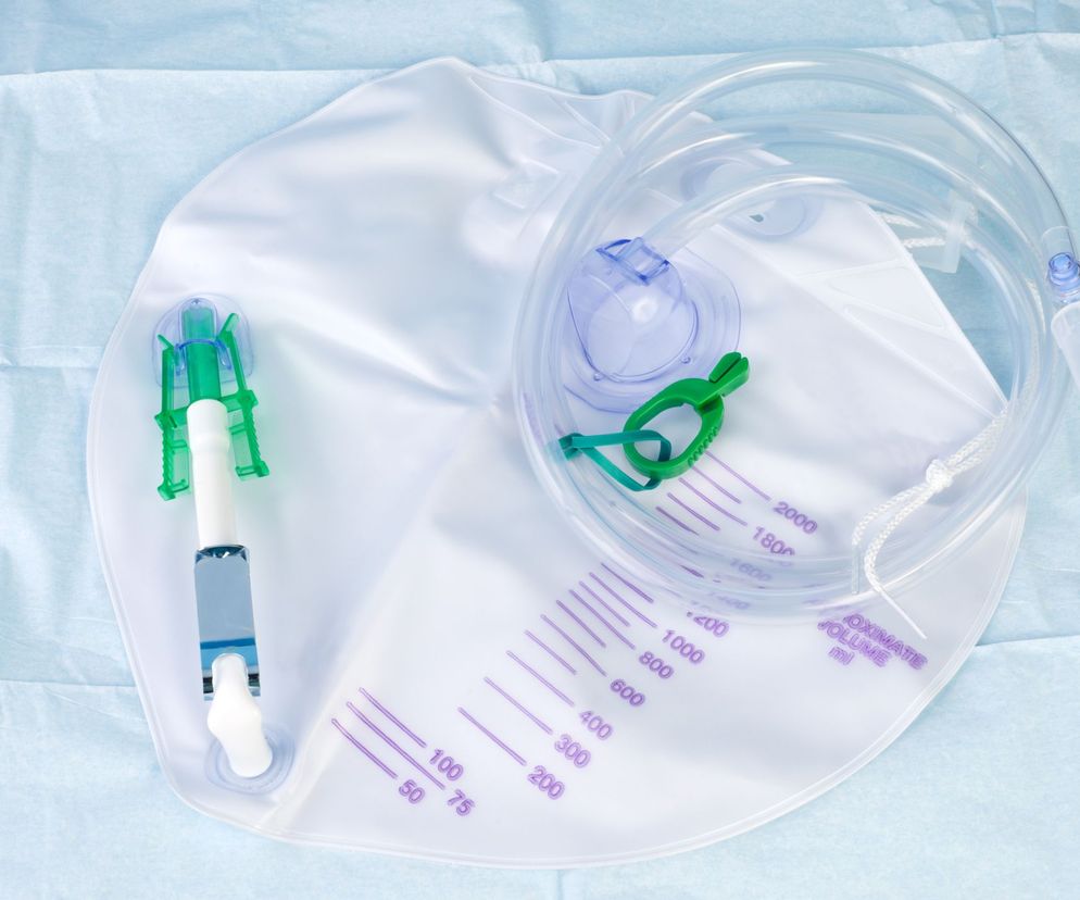 Cewnik urologiczny zakłada się tylko wtedy, gdy jest niezbędny w procesie leczenia albo diagnozowania choroby. Jak przebiega zakładanie cewnika i jego wymiana? Jak dbać o higienę?