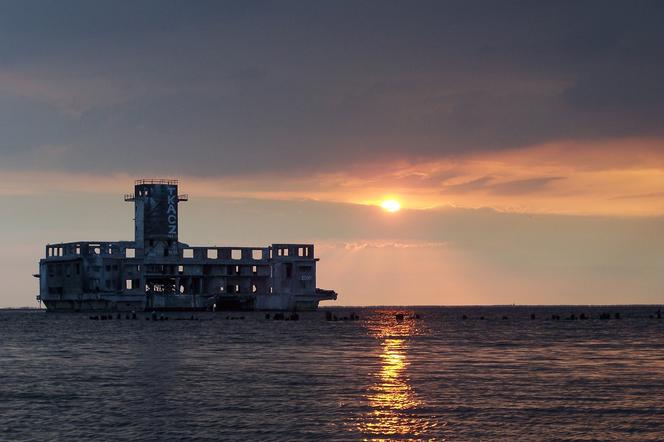 Gdynia: Na plaży w Babich Dołach utopiło się dwóch mężczyzn. 100 metrów dalej było strzeżone kąpielisko...