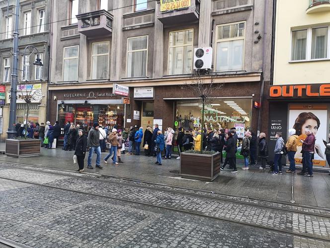 Tłusty Czwartek 2020. Ogromne kolejki po pączki w Katowicach. Trzeba stać nawet kilkadziesiąt minut [ZDJĘCIA, WIDEO]